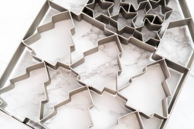 Mermer arka planda büyük bir Noel kurabiyesi kesicisi.