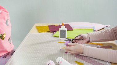 Adım adım. Kağıttan tek boynuzlu atlar yapmak ve boş tuvalet kağıdı ruloları yapmak..