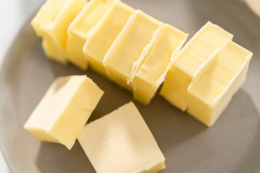 Hindistan cevizli kurabiye pişirmek için küçük küplere dilimlenmiş tereyağı çubuğu..