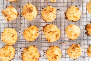 Mutfakta yeni pişmiş hindistan cevizli kurabiyeler kurutuluyor..