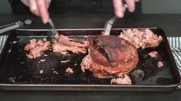 Paso Paso Triturar Hombro Asado Cerdo Con Dos Tenedores — Foto de Stock