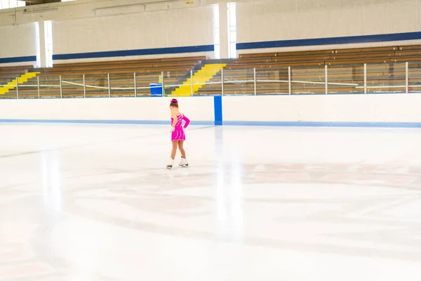 Pembe Elbiseli Küçük Artistik Patinajcı Kapalı Buz Pistinde Pratik Yapıyor — Stok fotoğraf