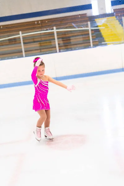 Petite Patineuse Artistique Robe Rose Pratiquant Sur Patinoire Intérieure — Photo