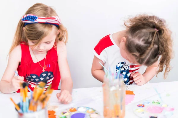 Niñas Pintan Sobre Lienzo Julio — Foto de Stock