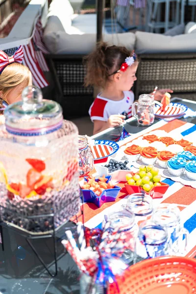 Little Girls Playing July 4Th Party Back Patio — Stock Photo, Image