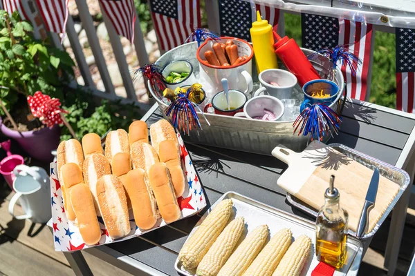 Hot Dog Bar Kukurydzą Kolbie Obchody Lipca Tylnym Patio — Zdjęcie stockowe