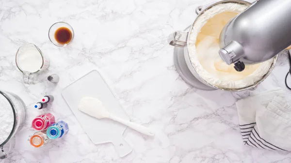 Zutaten Stehenden Küchenmixer Mischen Buttercreme Zuckerguss Machen — Stockfoto