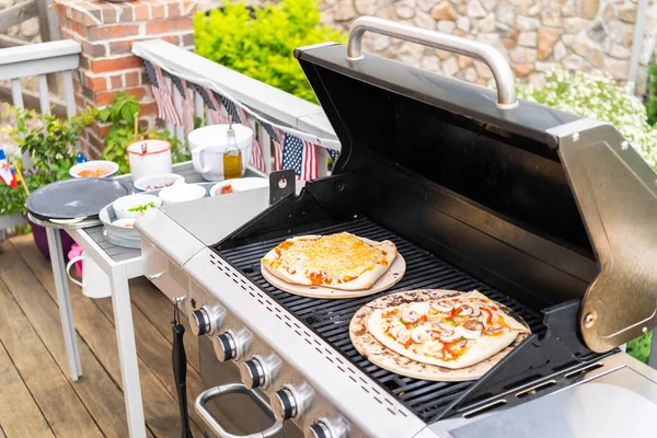 Preparação Pizzas Grelhadas Individuais Uma Churrasqueira Gás Livre — Fotografia de Stock