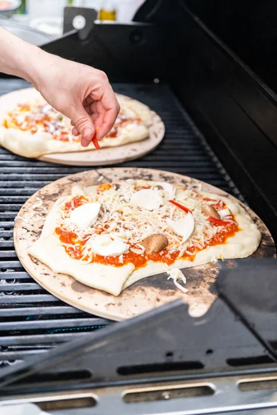 Preparación Pizzas Parrilla Individuales Una Parrilla Gas Aire Libre — Foto de Stock