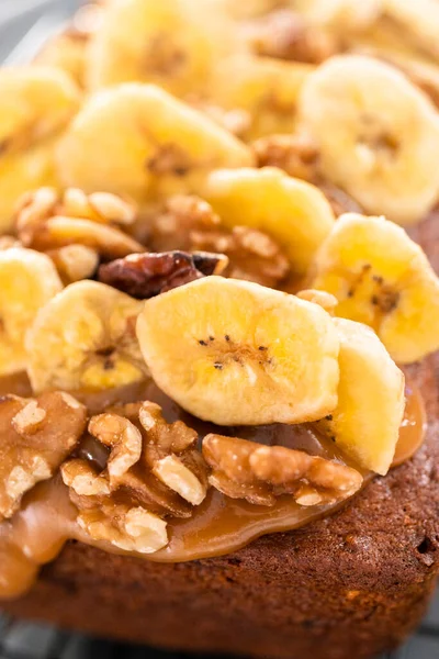 Vers Gebakken Bananenbrood Brood Met Zelfgemaakte Karamel Versierd Met Walnoten — Stockfoto