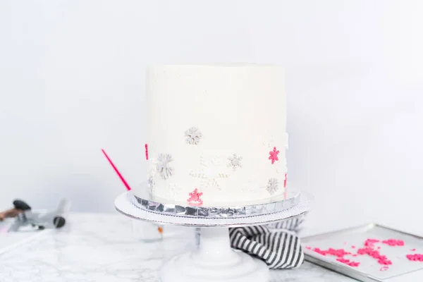 Frosting Pastel Redondo Alto Con Glaseado Crema Mantequilla Italiana Blanca — Foto de Stock