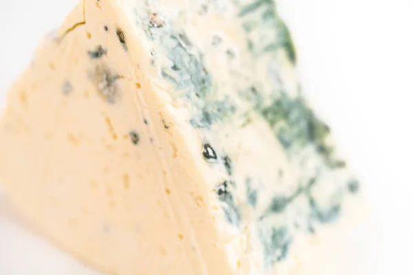 Rebanada Grande Queso Azul Sobre Fondo Blanco — Foto de Stock