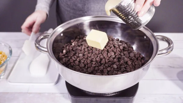 Steg För Steg Smälter Chokladchips Kokgrytan För Att Göra Makadamianöt — Stockfoto