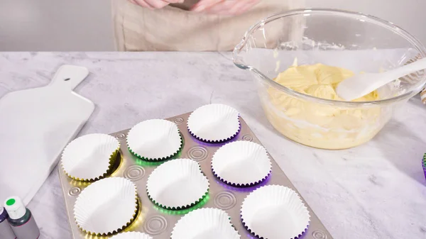 Βήμα Βήμα Βουτώντας Βούτυρο Ένα Αλουμινόχαρτο Cupcake Για Ψήσετε Cupcakes — Φωτογραφία Αρχείου