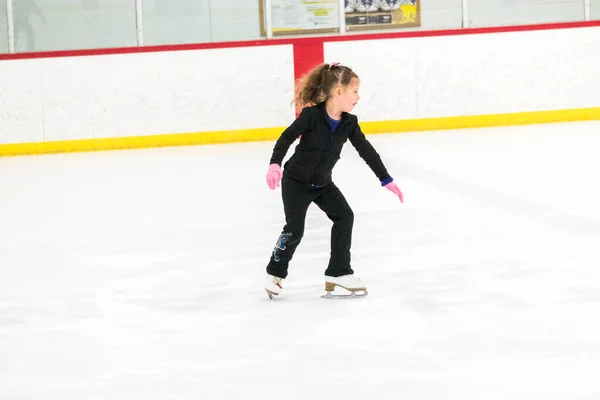 Kleine Eiskunstläuferin Übt Ihre Elemente Beim Morgendlichen Eiskunstlauf Training — Stockfoto