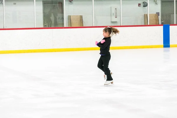 Pequena Patinadora Praticando Seus Elementos Prática Patinação Artística Matinal — Fotografia de Stock