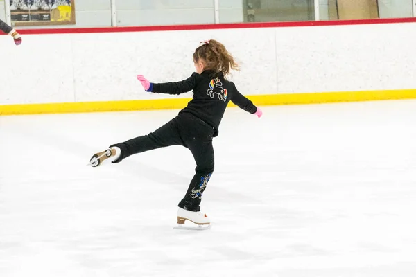 Kleine Eiskunstläuferin Übt Ihre Elemente Beim Morgendlichen Eiskunstlauf Training — Stockfoto