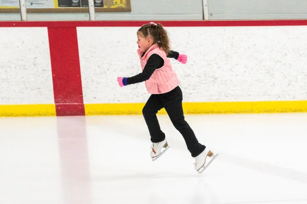 Kleine Eiskunstläuferin Übt Ihre Elemente Beim Morgendlichen Eiskunstlauf Training — Stockfoto