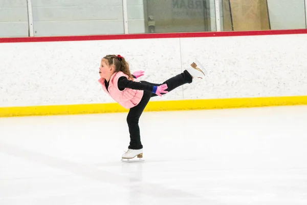 Kleine Eiskunstläuferin Übt Ihre Elemente Beim Morgendlichen Eiskunstlauf Training — Stockfoto