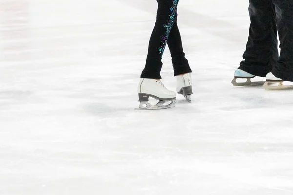 Vue Une Patineuse Artistique Ses Pieds Entraîneur Pratique Patinage Artistique — Photo