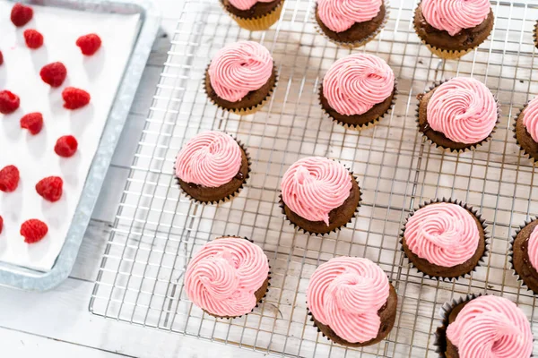 Cupcakes Chocolate Glaseado Con Crema Queso Crema Frambuesa — Foto de Stock