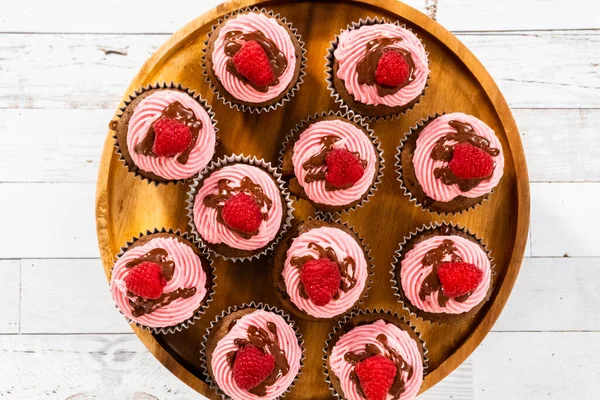 Lapos Fekvés Ínyenc Csokoládé Málna Cupcakes Szitált Csokoládé Ganache Tetején — Stock Fotó