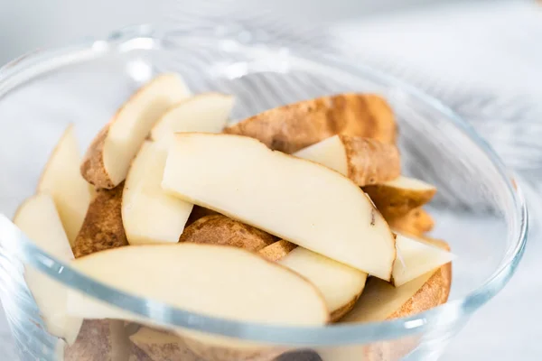 Preparação Batatas Fritas Cunhas Com Azeite Especiarias Para Assar Forno — Fotografia de Stock