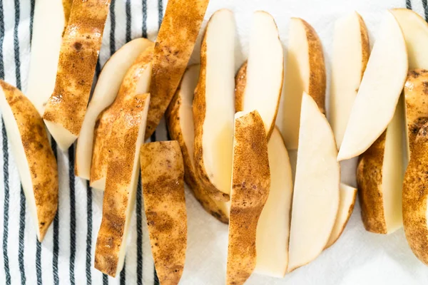 Preparação Batatas Fritas Cunhas Com Azeite Especiarias Para Assar Forno — Fotografia de Stock