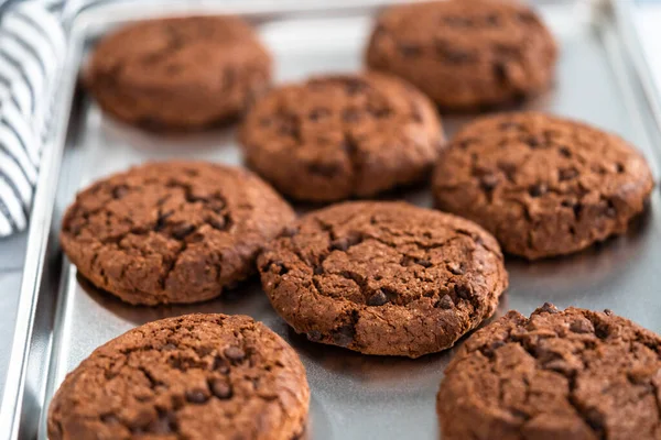 Galletas Chispas Chocolate Dobles Recién Horneadas Una Bandeja Para Hornear —  Fotos de Stock