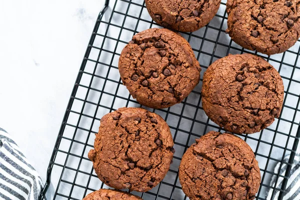 Freshly Baked Double Chocolate Chip Cookies Cooling Rack — Stock Photo, Image