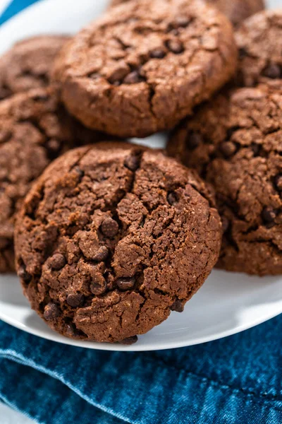 Galletas Chispas Chocolate Dobles Recién Horneadas Plato Blanco —  Fotos de Stock