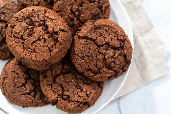 Galletas Chispas Chocolate Dobles Recién Horneadas Plato Blanco —  Fotos de Stock