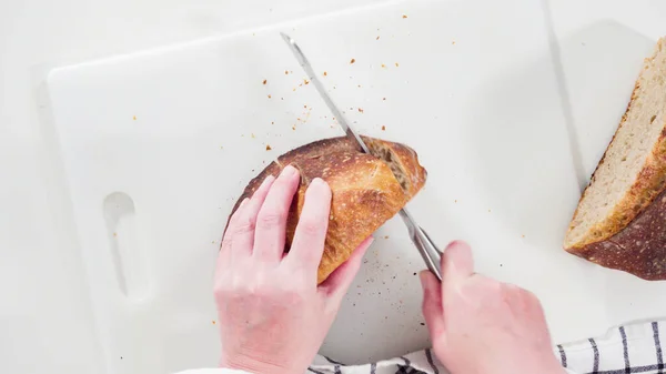 Piatto Affettare Pane Grano Duro Appena Sfornato Tagliere Bianco — Foto Stock