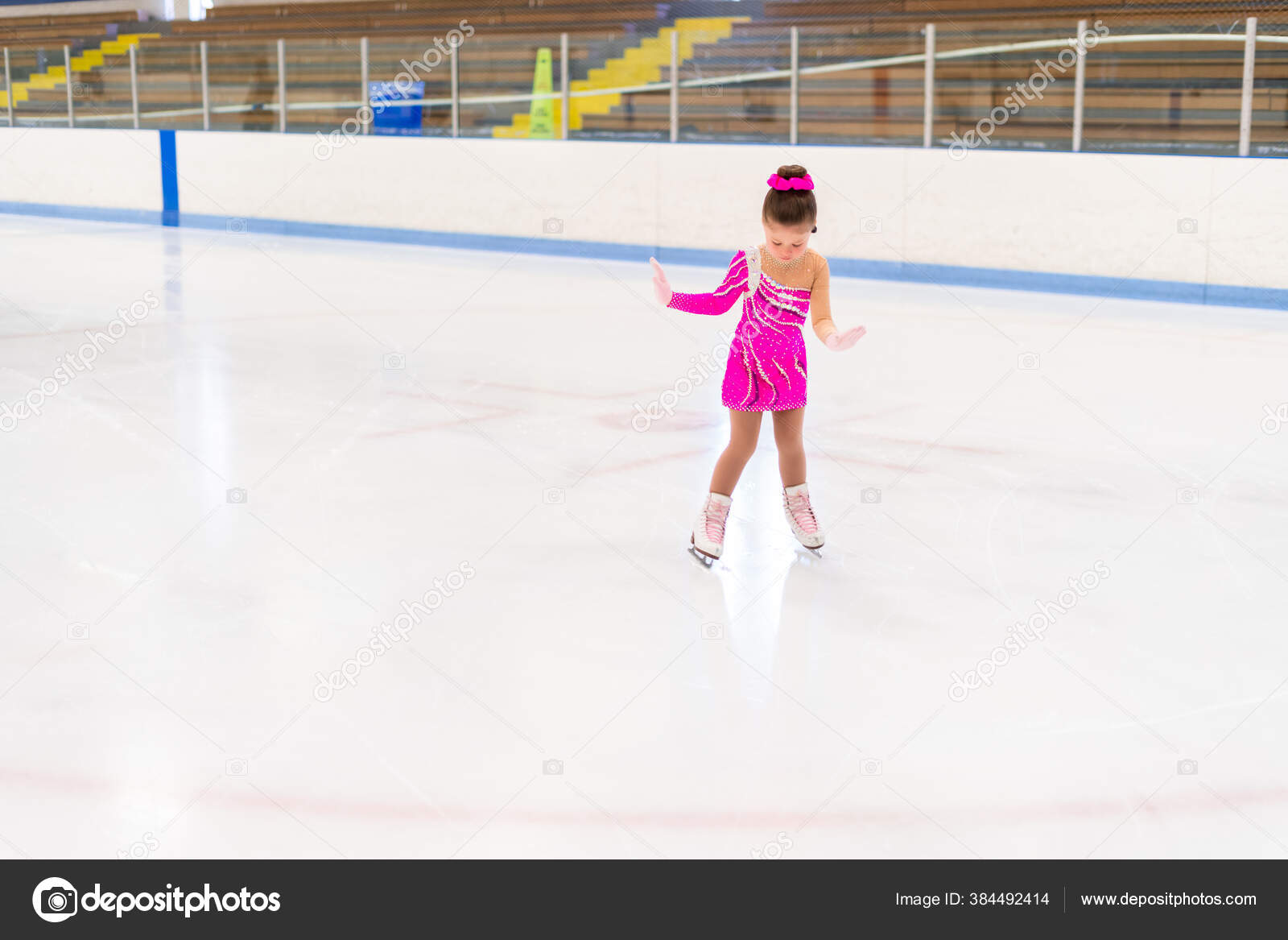 Petite Patineuse Artistique Robe Rose Pratiquant Sur Patinoire Intérieure  image libre de droit par urban_light © #384492414