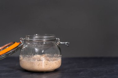 Ev yapımı buğday ekmeği. Cam bir mason kavanozunda başlangıç..