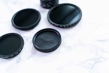 Denver, Colorado, ABD-7 Haziran 2019 - Beyaz masadaki kutuplaşmış ve nötr yoğunluk filtreleri.