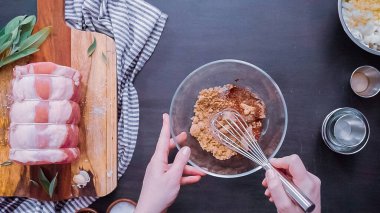 Düz yatıyordu. Adım adım. Cam kase karıştırma karıştırma birlikte baharat rub.