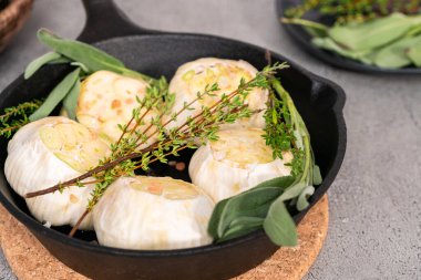 Fırında sarımsak tarifi hazırlamak için taze baharatlı çiğ sarımsak kamışı..