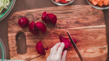 Adım adım. Düz yatıyordu. Pancar pancar çorbası, küçük küpler halinde Dilimleme pancar çorbası.