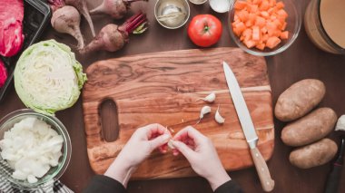 Adım adım. Düz yatıyordu. Pancar çorbası için sarımsak kırma pancar çorbası.