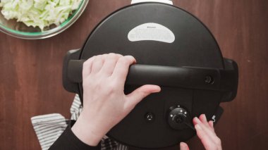 Adım adım. Düz yatıyordu. Pancar çorbası, sebzeli sebze çorbası..