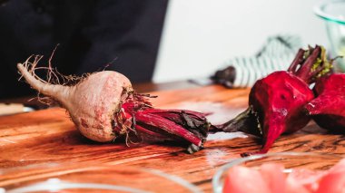 Adım adım. Pancar pancar çorbası, küçük küpler halinde Dilimleme pancar çorbası.