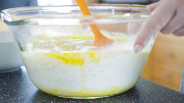 Kahvaltıda taze waffle yapmak için cam karıştırma kabında ev yapımı waffle hamuru hazırlıyorum..