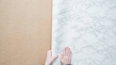 Düz yatıyordu. Gıda fotoğrafçılığı için yapışkan kağıt ile mermer tahta yapma.