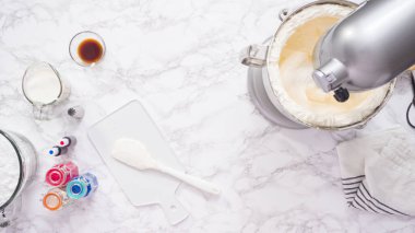 Tereyağlı krema yapmak için mutfak mikserinin malzemelerini karıştırıyorum..