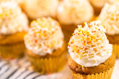 İtalyan tereyağı kreması ve serpiştirilmiş balkabağı baharatlı kek..