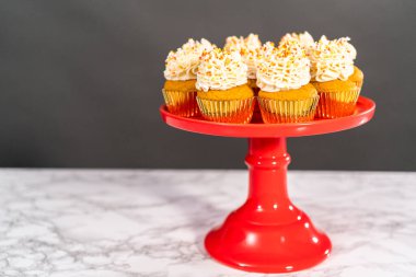 İtalyan tereyağlı ve pasta standına serpiştirilmiş balkabaklı kek..