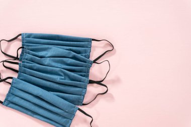 Pembe arka planda Coronavirus salgını için ev yapımı yüz maskeleri..