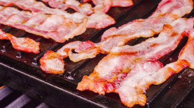 Domuz pastırması ızgarada pişiyor..