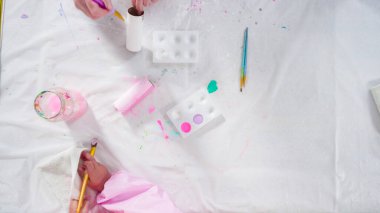 Düz yatıyordu. Adım adım. Kağıttan tek boynuzlu atlar yapmak ve boş tuvalet kağıdı ruloları yapmak..